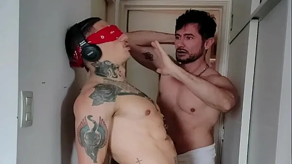 Tubo de unidad Engañando a mi compañero de cuarto monstercock - con Alex Barcelona - Amigo sorprendido pajeandose - HotHouse - Atrapo a Crixxx desnudo y comenzo a chupárselo nuevo