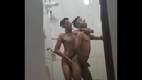 Tubo de acionamento Amigos fazendo um sexo gostoso no banheiro fresco