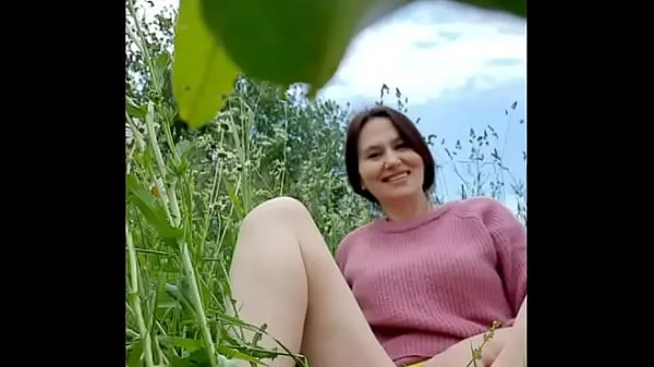 Fresh Naked horny MILF in a chamomile field masturbates, pisses and wards off a wasp / Angela-MILF drive Tube