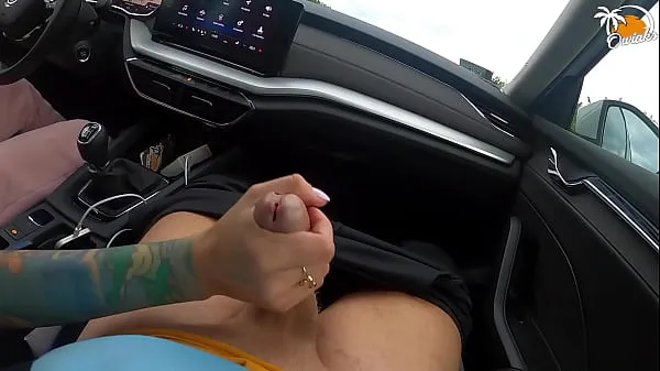 Čerstvá elektrónka Wife gives amazing handjob while driving a car