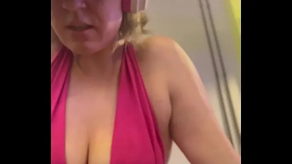Fersk Wow, my training at the gym left me very sweaty and even my pussy leaked, I was embarrassed because I was so horny stasjonsrør