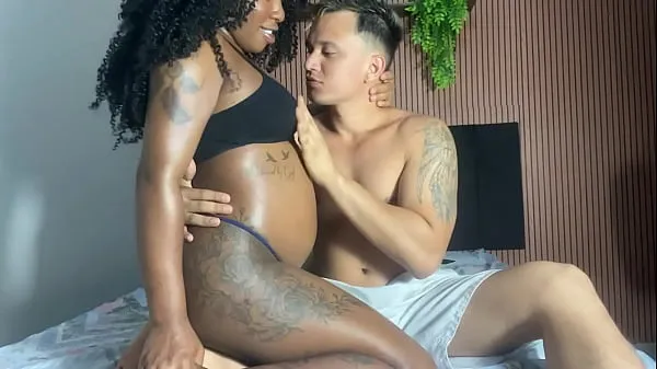 Fersk Fucking the young pregnant girl with her swollen pussy while she folds her clothes. (Watch the full version on sheer and xvideored stasjonsrør