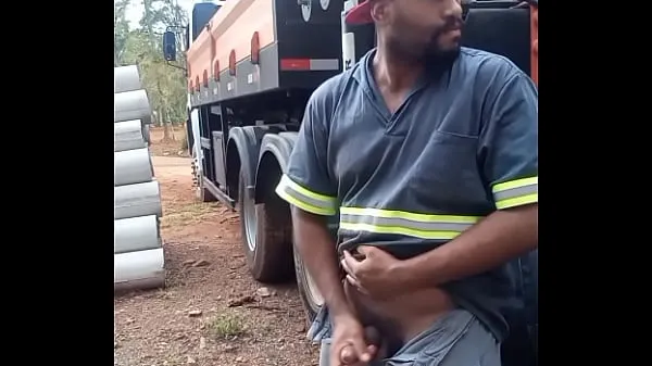Tubo de acionamento Worker Masturbating on Construction Site Hidden Behind the Company Truck fresco