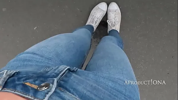 신선한 WETTING her Jeans on the streets of Budapest 드라이브 튜브