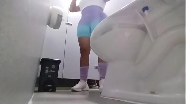 Tuore Gym girl records pissing in public bathroom to send me video ajoputki