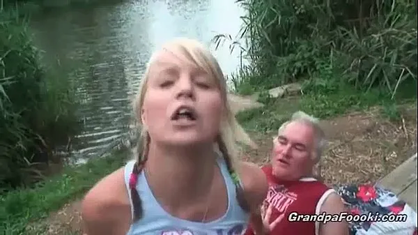 Čerstvé Gorgeous blonde rides dick on the river shore Drive Tube